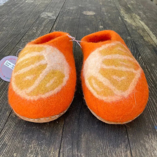 Aperol Filzpantoffeln Damen in leuchtendem Orange mit weichem Wollmaterial für gemütliche Stunden zu Hause.