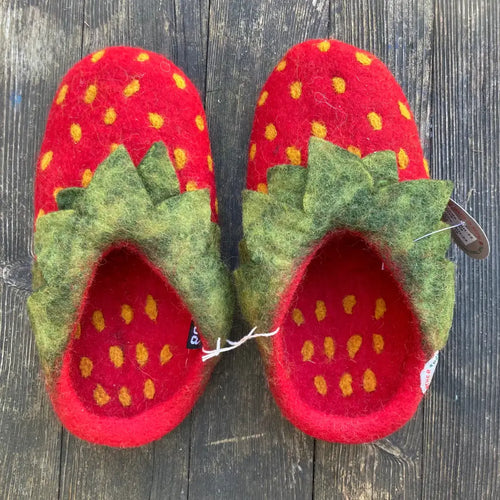 Erdbeere - Filz Hausschuhe Damen in rot mit grünen Blättern, handgefertigt für warme Füße und Komfort.