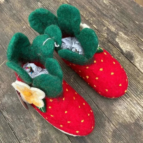 Erdbeeren - handgemachte Filzpantoffeln für Erwachsene in Rot mit grünen Blättern und einer Blume.