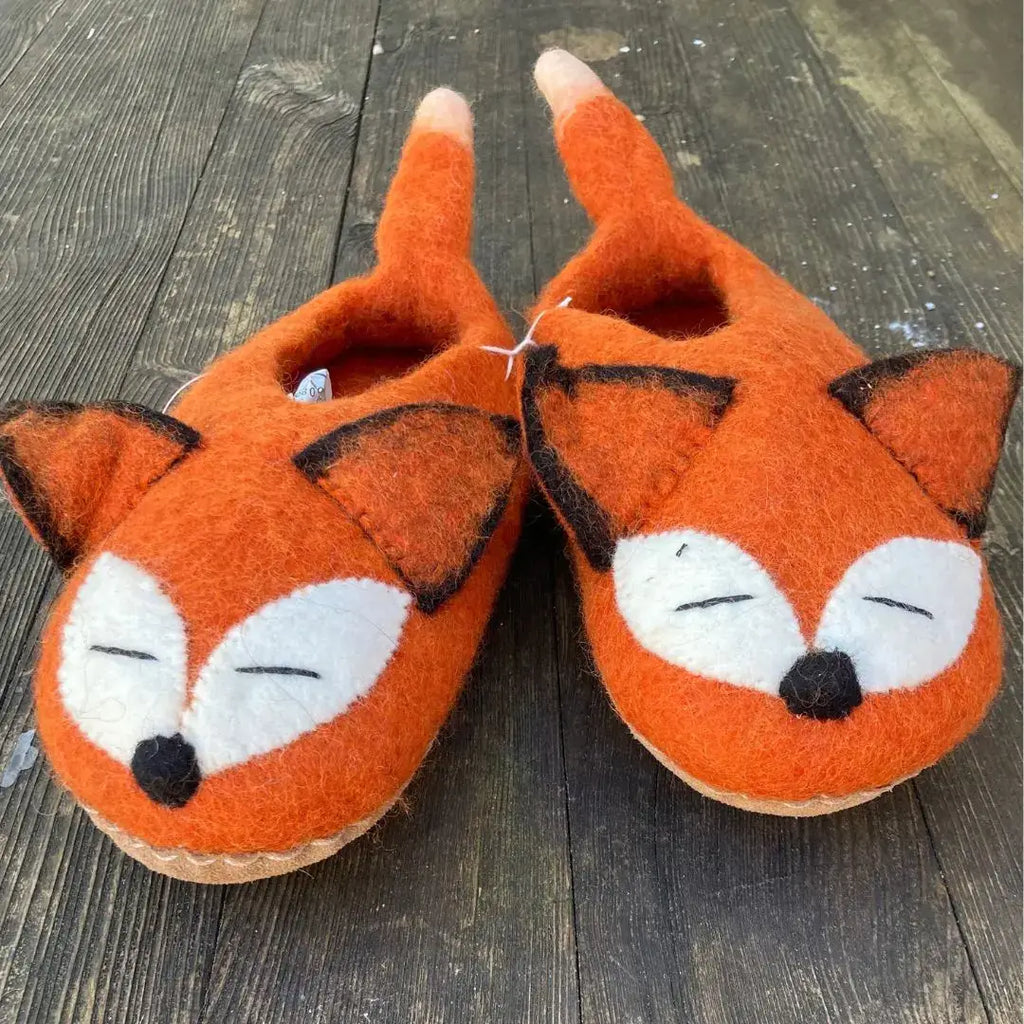 Fuchs - handgemachte Filzpantoffeln für Erwachsene in Orange mit stilisiertem Fuchsdesign und geschlossenen Augen.