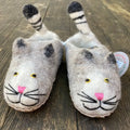 Katzen - handgemachte Filzpantoffeln mit Wildledersohle in Katzenmotiv aus 100% Wolle.