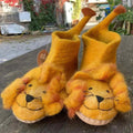 Löwen handgemacht Filzpantoffeln Boots in gelb mit Löwenmotiv auf einem Holzuntergrund