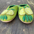 Mojito - handgemachte Filzpantoffeln - Slipper für Erwachsene in grün mit gelben Ananas-Muster