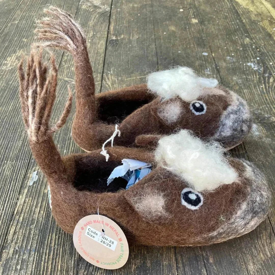 Pferde - handgemachte Filzpantoffeln für Kinder in braun mit Pferdesign und weichem Wollfilz.