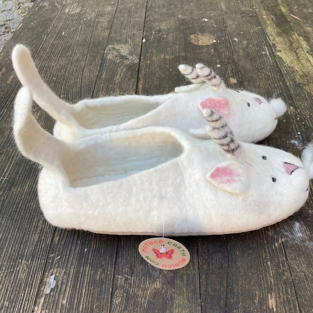 Ziegen - handgemachte Filzhausschuhe Kinder, weiße Pantoffeln mit Tiermotiven und Ohren.