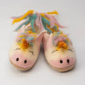 Einhorn Filzpantoffeln in Rosa und Creme mit bunten Wollmähnen, aufgestickten Augen und kleinen Hörnern