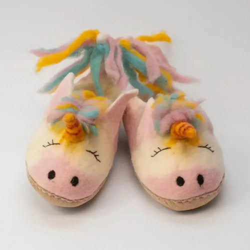 Einhorn Filzpantoffeln in Rosa und Creme mit bunten Wollmähnen, aufgestickten Augen und kleinen Hörnern