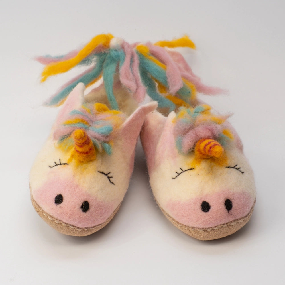 Einhorn Unicorn Filzpantoffeln Halbschuh Erwachsene weiß rosa gelb hellblau mit gefransten Schwanz, gelb rot geringeltes Horn, verträumtes Gesicht, hochgezogener Wildedersohle Marke: MAUSSCHUH by MotherEarth-Munich Ansicht: Vorne