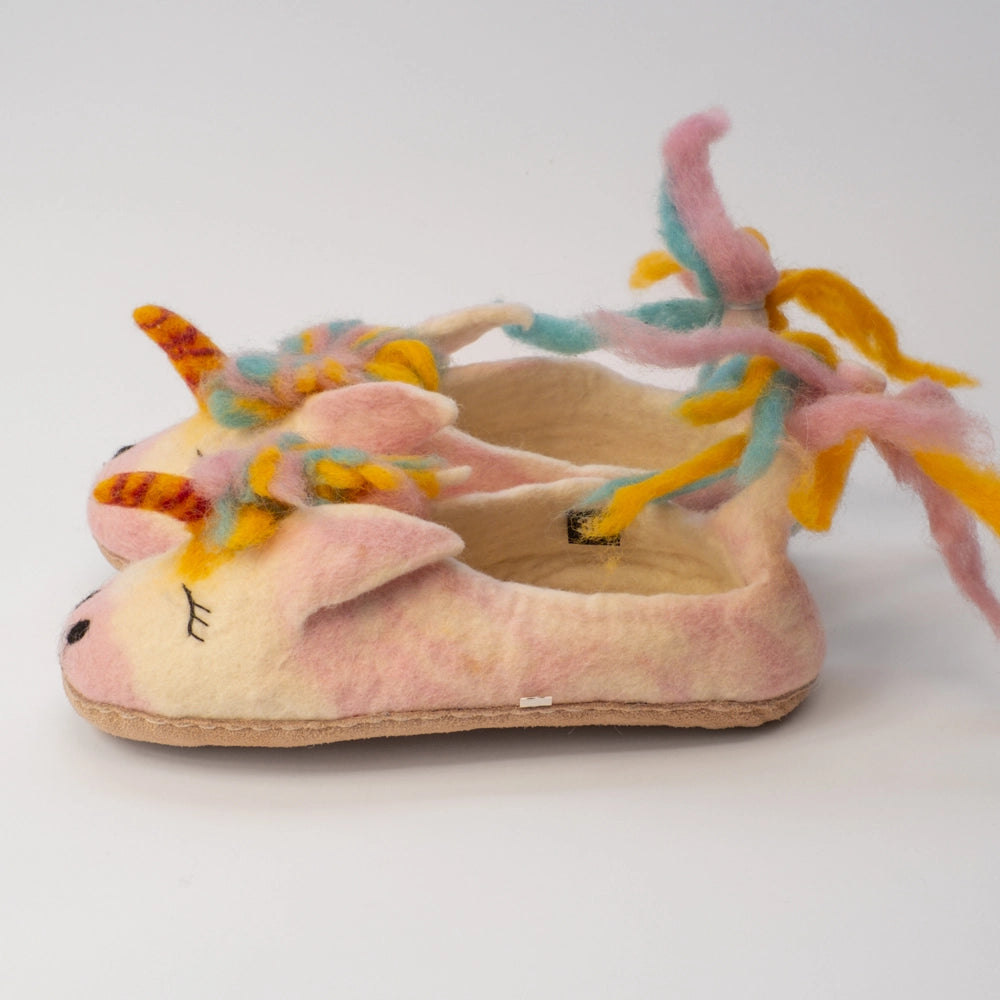 Einhorn Unicorn Filzpantoffeln Halbschuh Erwachsene  hier Größe 38 weiß rosa gelb hellblau mit gefransten Schwanz, hochgezogener Wildedersohle vo MAUSSCHUH by MotherEarth-Munich Ansicht SEITE