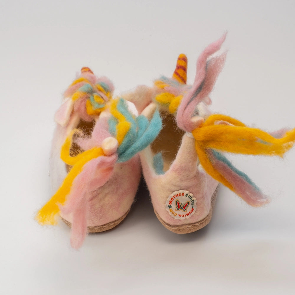 Einhorn Unicorn Filzpantoffeln Halbschuh Erwachsene weiß rosa gelb hellblau mit gefransten Schwanz, hochgezogener Wildedersohle vo MAUSSCHUH by MotherEarth-Munich Ansicht Von Hinten