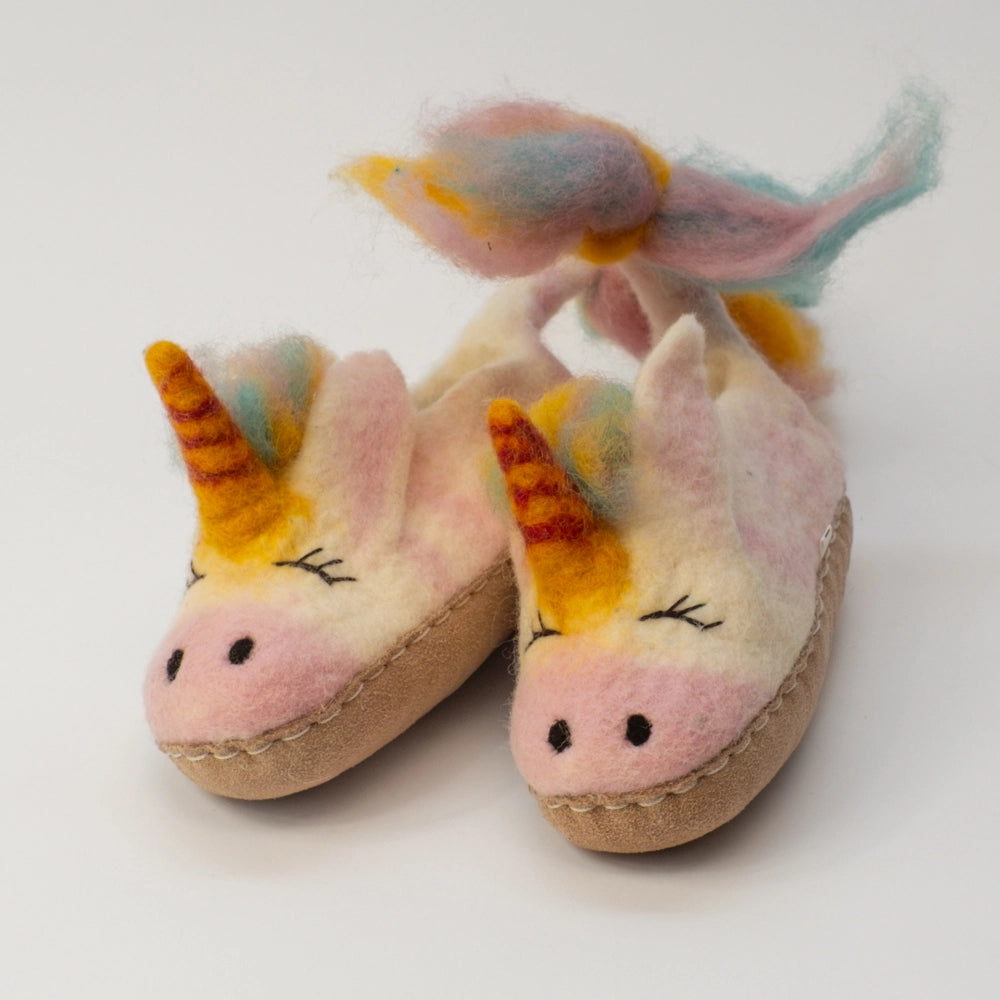 Einhorn Unicorn Filzpantoffeln Halbschuh Kinder weiß rosa gelb hellblau mit gefransten Schwanz, gelb rot geringeltes Horn, verträumtes Gesicht, hochgezogener Wildedersohle Marke: MAUSSCHUH by MotherEarth-Munich Ansicht: Vorne