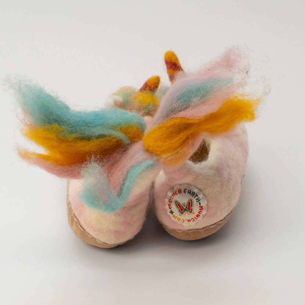 Einhorn Unicorn Filzpantoffeln Halbschuh Kinder, weiß rosa gelb hellblau mit gefransten Schwanz, gelb rot geringeltes Horn, verträumtes Gesicht, hochgezogener Wildedersohle Marke: MAUSSCHUH by MotherEarth-Munich Ansicht: Von Hinten