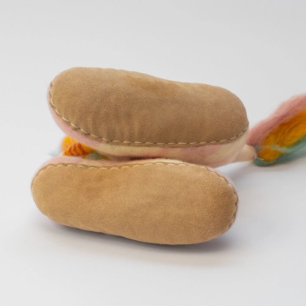Einhorn Unicorn Filzpantoffeln Halbschuh Kinder, weiß rosa gelb hellblau mit gefransten Schwanz, gelb rot geringeltes Horn, verträumtes Gesicht, hochgezogene Wildedersohle Marke: MAUSSCHUH by MotherEarth-Munich Ansicht: Von Unten