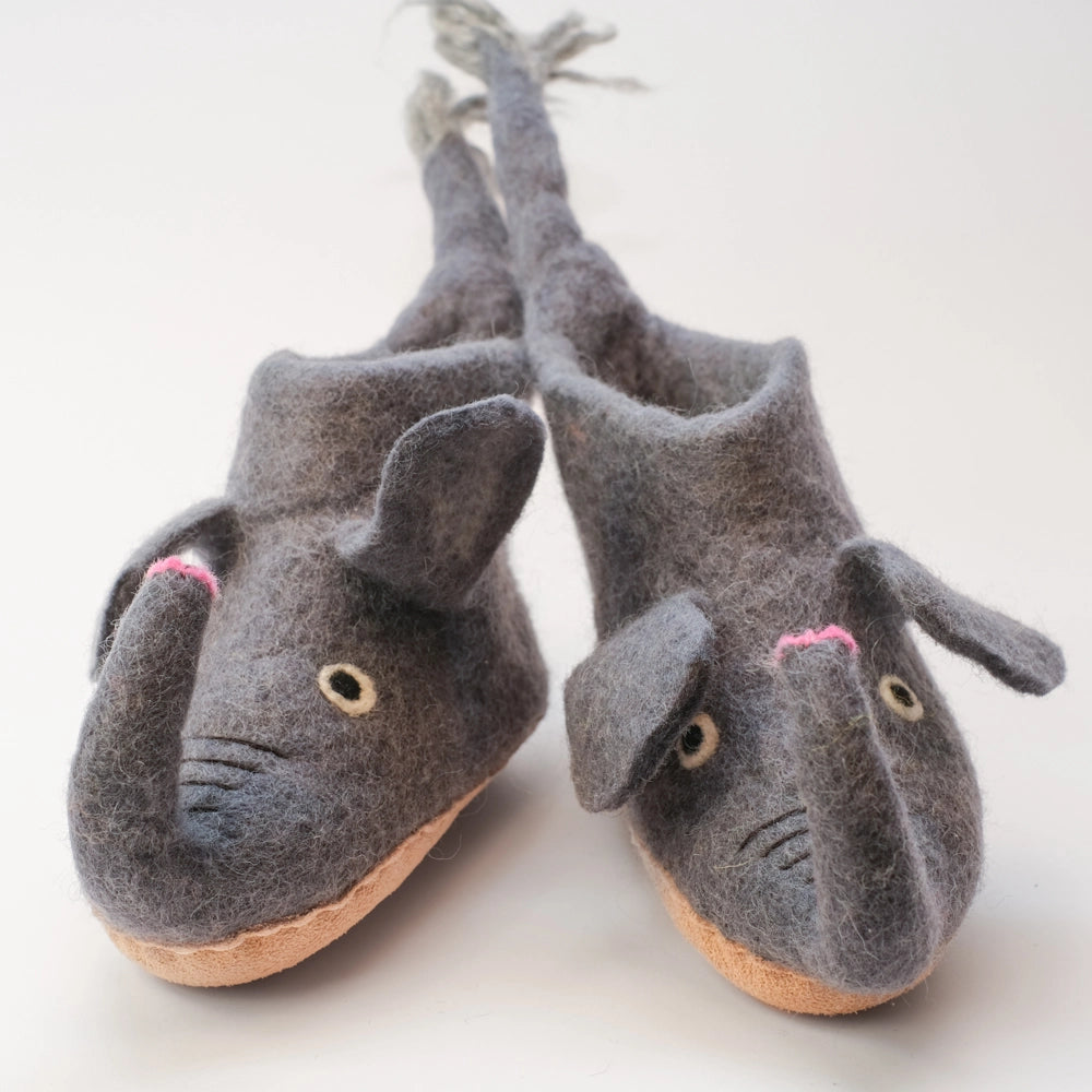 Elefant Filzpantoffeln Boots Kinder grau mit Rüssel nach oben mit rosa Nase, Ohren und Gesicht von Mausschuh by Motherearth Munich Ansicht Vorne