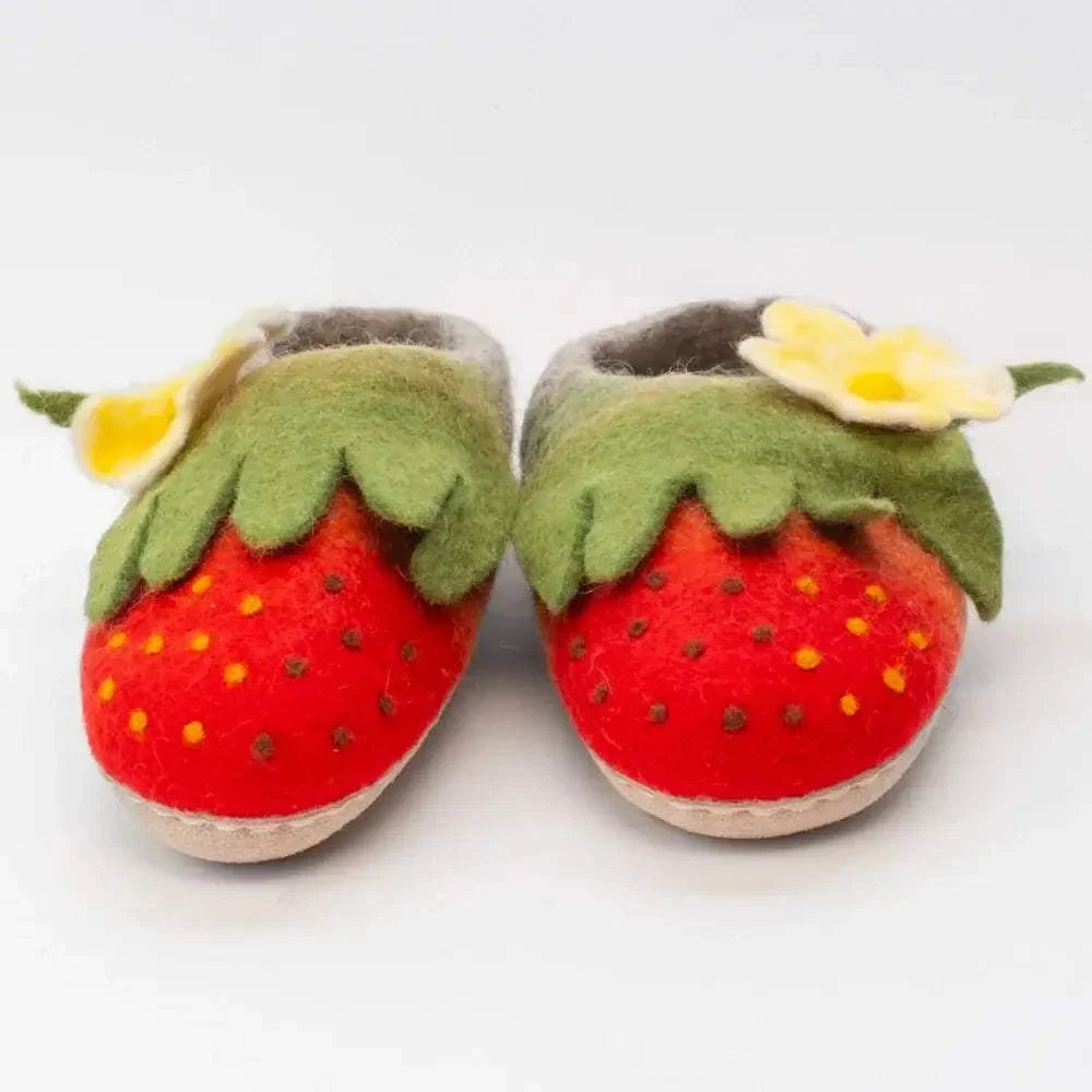 Erdbeer Slipper - Hausschuhe aus Filz - handgemacht mit roter Erdbeerform, grünen Filzblättern und gelben Blüten