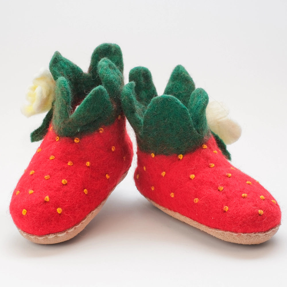 Erdbeeren Filzpantoffeln Boots Kinder, rot mit gelben Punkten, grüne Blätter, Weiß - gelbe Blüten, hochgezogene Wildledersohle, Marke Mausschuh by MotherEarth-Munich. Ansicht: Von Vorne
