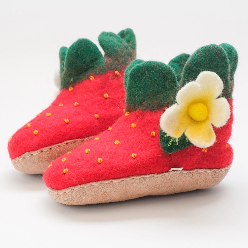 Erdbeeren Filzpantoffeln Boots Kinder, rot mit gelben Punkten, grüne Blätter, Weiß - gelbe Blüten, hochgezogene Wildledersohle, Marke Mausschuh by MotherEarth-Munich. Ansicht: Seite