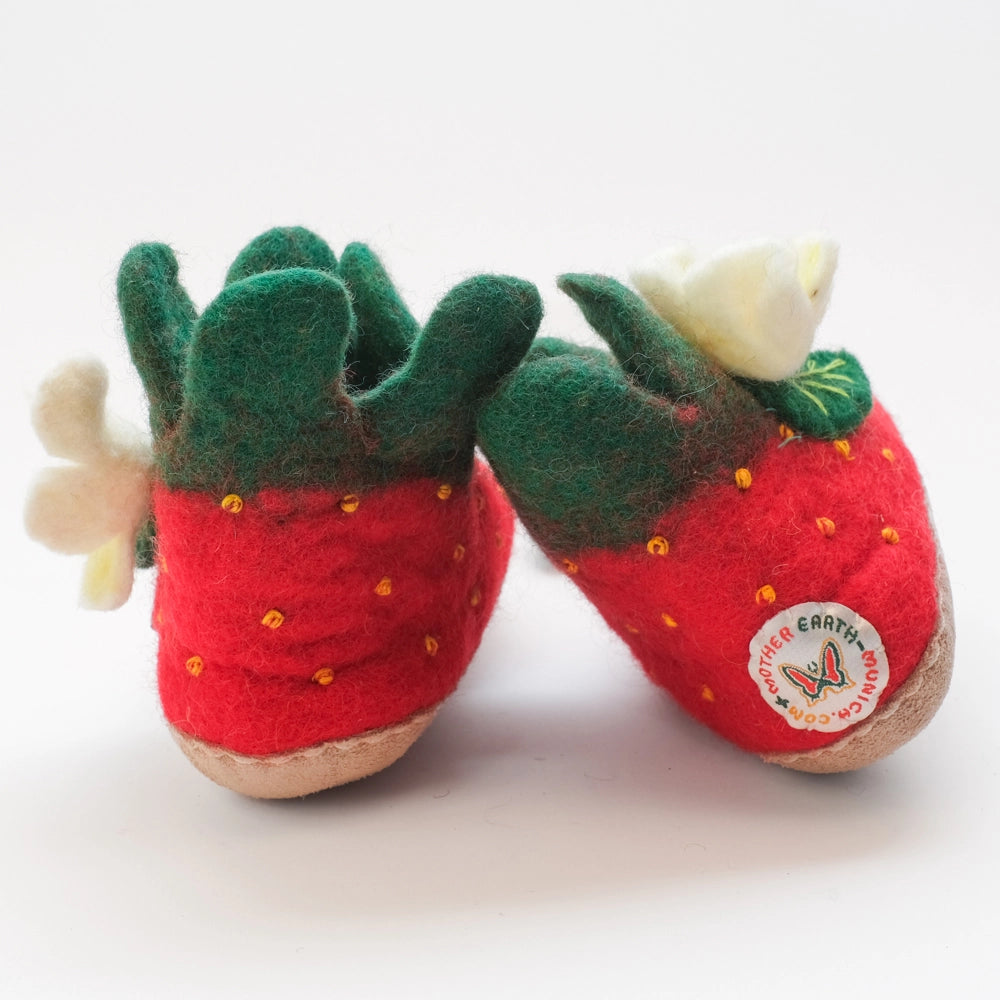 Erdbeeren Filzpantoffeln Boots Kinder, rot mit gelben Punkten, grüne Blätter, Weiß - gelbe Blüten, hochgezogene Wildledersohle, Marke Mausschuh by MotherEarth-Munich. Ansicht: Von Hinten