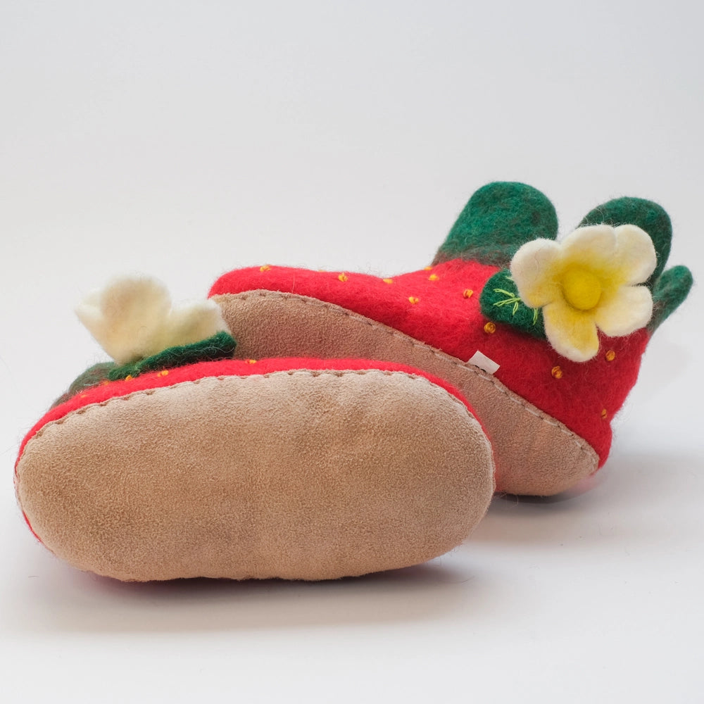 Erdbeeren Filzpantoffeln Boots Kinder, rot mit gelben Punkten, grüne Blätter, Weiß - gelbe Blüten, hochgezogene Wildledersohle, Marke Mausschuh by MotherEarth-Munich. Ansicht: Von Unten