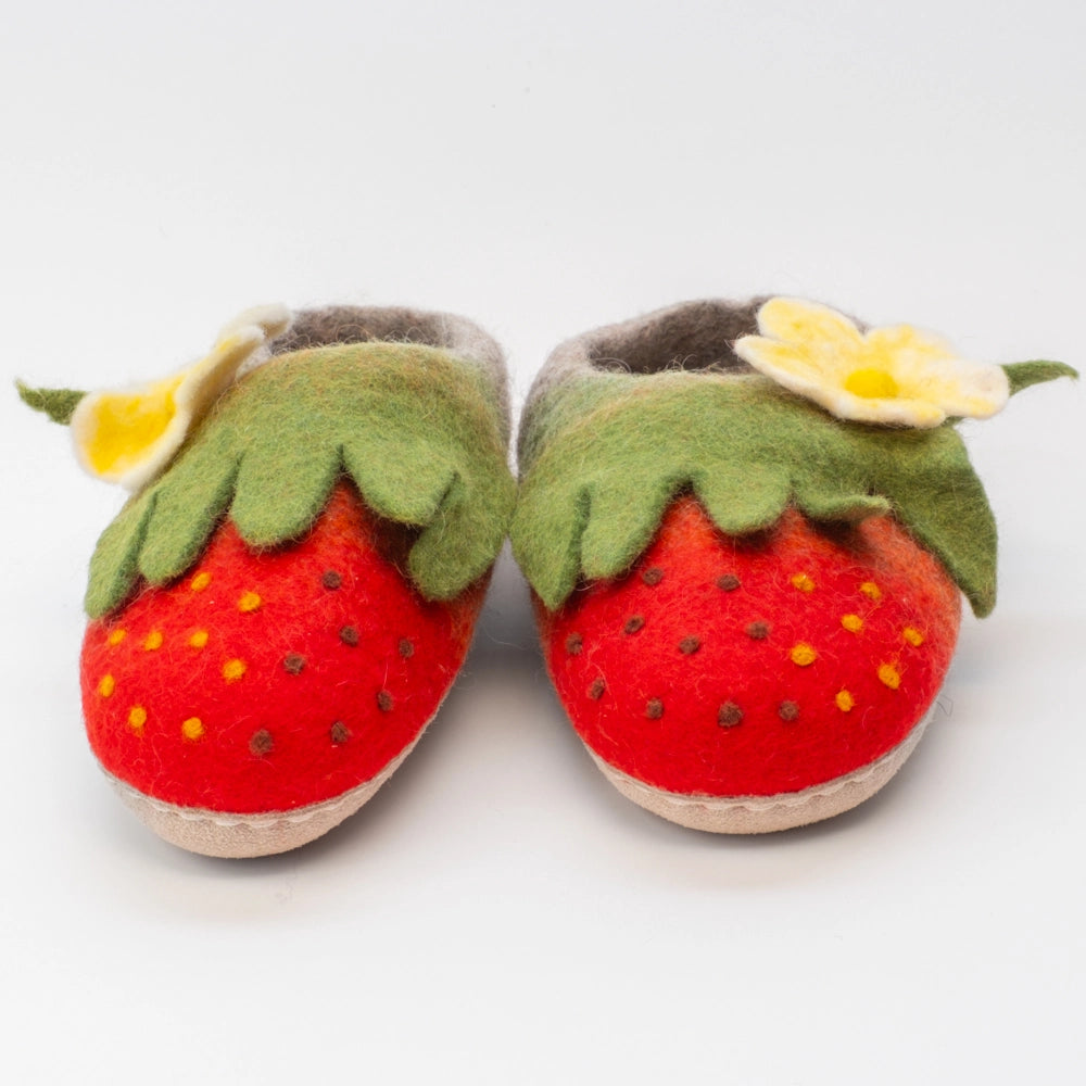 Erdbeer Slipper Filzpantoffeln handgefilzt rot Grüne Blätter mit gelb weißer Blüte und Fruchtsamenpunkten hinten grau, Modell NH-38 von der Marke Mausschuh by MotherEarth-Munich Ansicht Vorne 