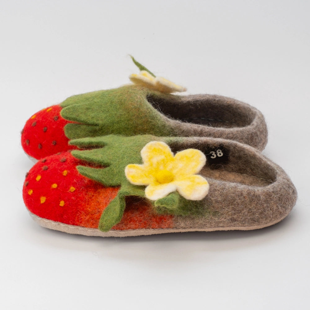 Erdbeer Slipper Filzpantoffeln handgefilzt rot Grüne Blätter mit gelb weißer Blüte und Fruchtsamenpunkten hinten grau, Modell NH-38-38 hier in der Größe 38 von der Marke Mausschuh by MotherEarth-Munich Ansicht Seite