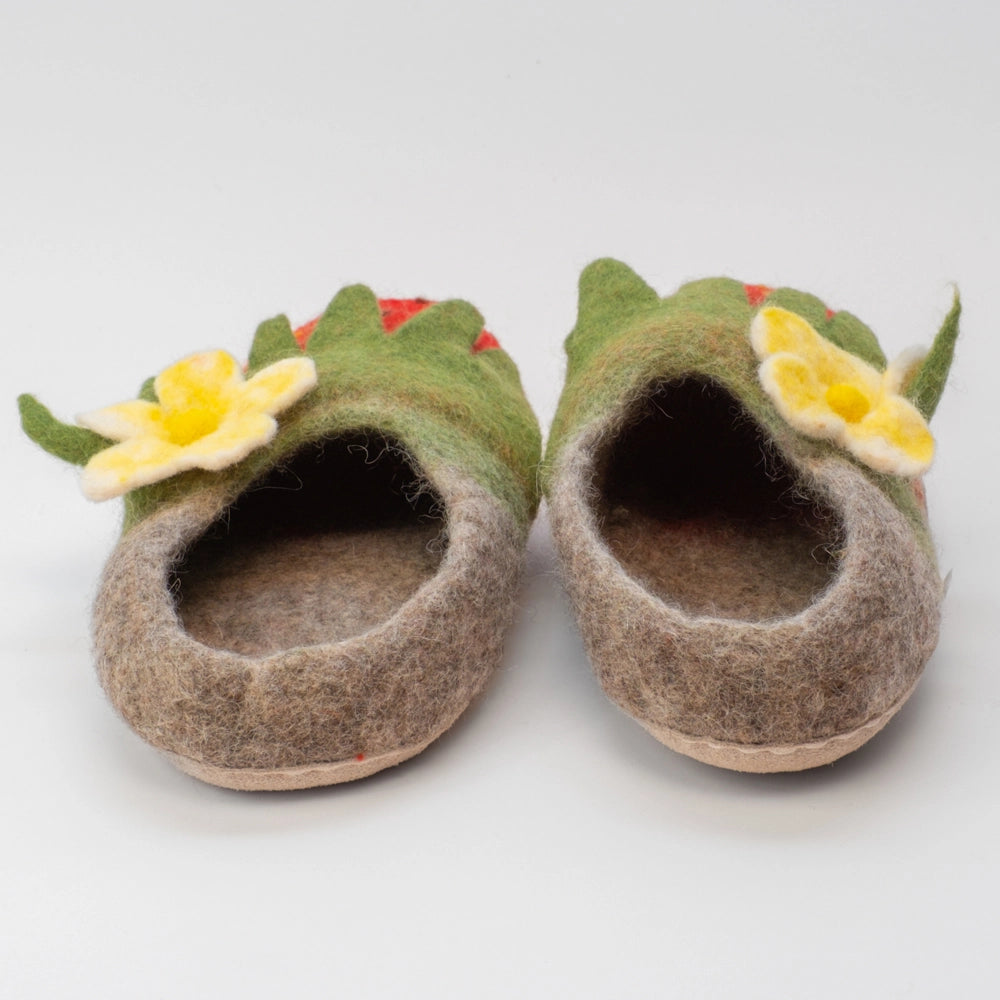 Erdbeer Slipper Filzpantoffeln handgefilzt rot Grüne Blätter mit gelb weißer Blüte und Fruchtsamenpunkten hinten grau, Modell NH-38-38 hier in der Größe 38 von der Marke Mausschuh by MotherEarth-Munich Ansicht Von Hinten