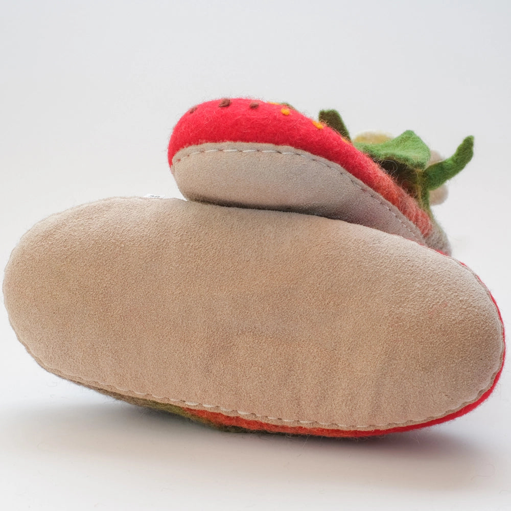 Erdbeer Slipper Filzpantoffeln handgefilzt rot Grüne Blätter mit gelb weißer Blüte und Fruchtsamenpunkten hinten grau, Modell NH-38-38 hier in der Größe 38 von der Marke Mausschuh by MotherEarth-Munich Ansicht Von Uten Wildledersohe