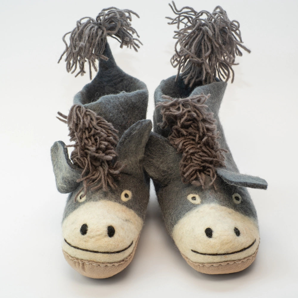 Esel Filzpantoffeln Boots Kinder, grau braun, offene Augen, schwarzer Mund Gesicht hellbeige freundlich, Kulleraugen, Mähne und buscheliger Schwanz mit graubraunen Wollfäden, hochgezogene Wildledersohle, Marke Mausschuh by MotherEarth-Munich. Ansicht: Von Vorne