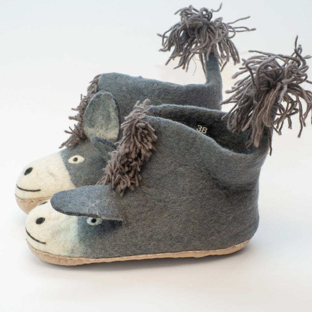 Esel Filzpantoffeln Boots Erwachsene hier Größe 38/39, grau braun, offene Augen, schwarzer Mund Gesicht hellbeige freundlich, Kulleraugen, Mähne und buscheliger Schwanz mit graubraunen Wollfäden, hochgezogene Wildledersohle, Marke Mausschuh by MotherEarth-Munich. Ansicht: Von Seite