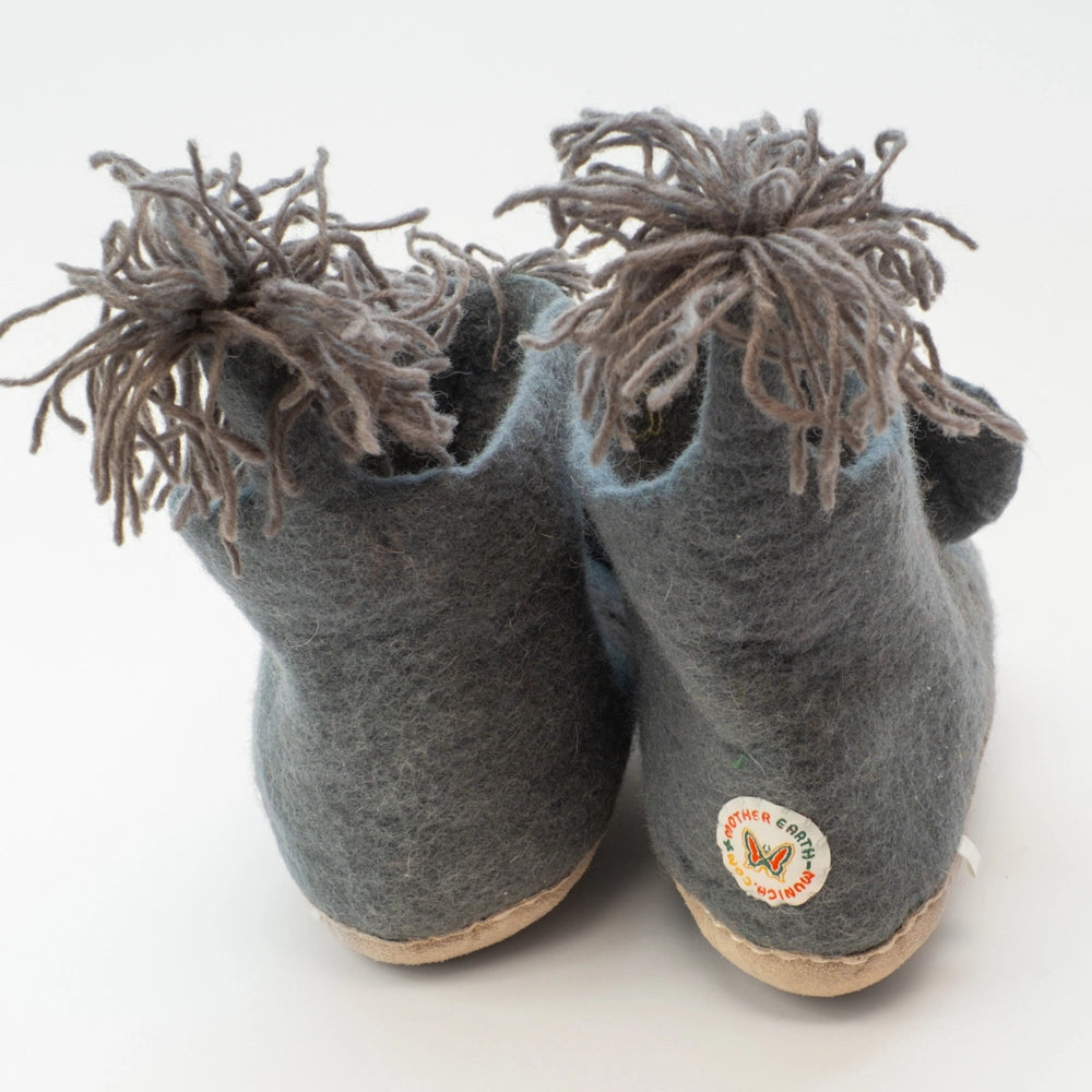 Esel Filzpantoffeln Boots Kinder, grau braun, offene Augen, schwarzer Mund Gesicht hellbeige freundlich, Kulleraugen, Mähne und buscheliger Schwanz mit graubraunen Wollfäden, hochgezogene Wildledersohle, Marke Mausschuh by MotherEarth-Munich. Ansicht: Von Hinten