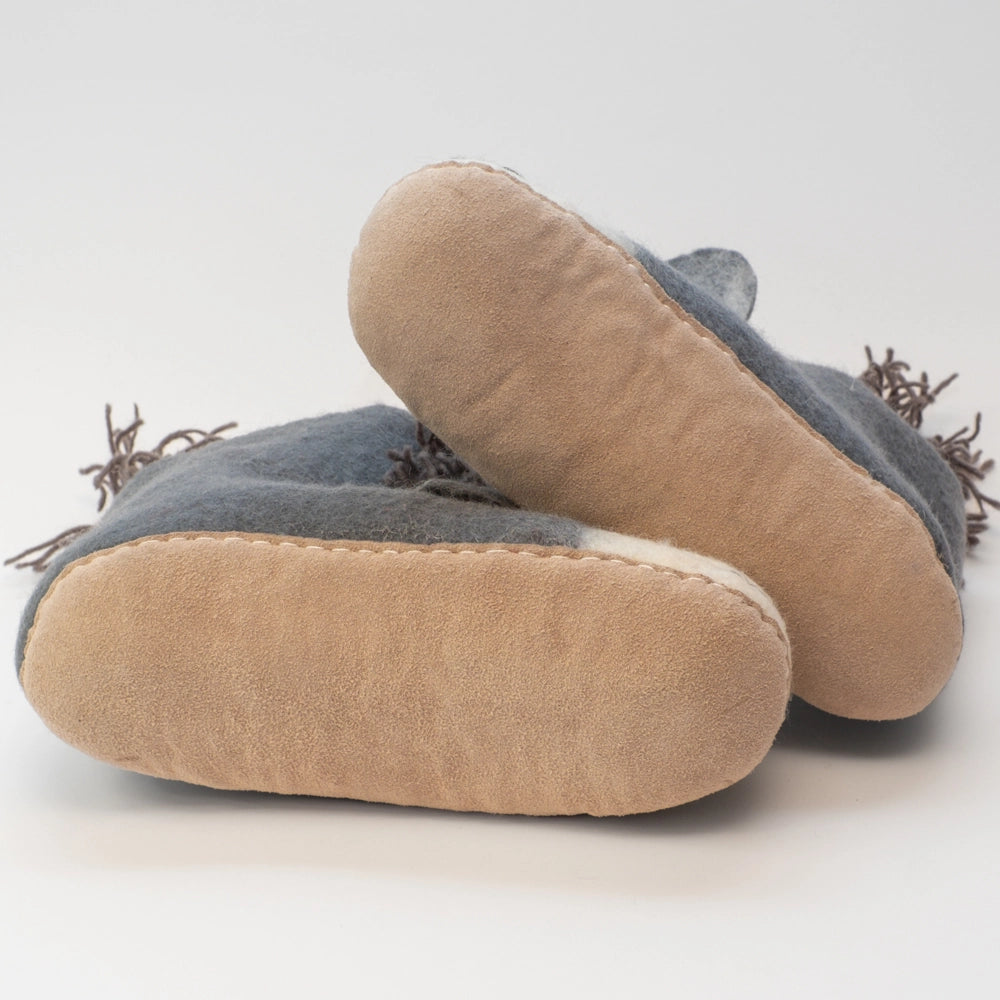 Esel Filzpantoffeln Boots Kinder, grau braun, offene Augen, schwarzer Mund Gesicht hellbeige freundlich, Kulleraugen, Mähne und buscheliger Schwanz mit graubraunen Wollfäden, hochgezogene Wildledersohle, Marke Mausschuh by MotherEarth-Munich. Ansicht: Von Unten