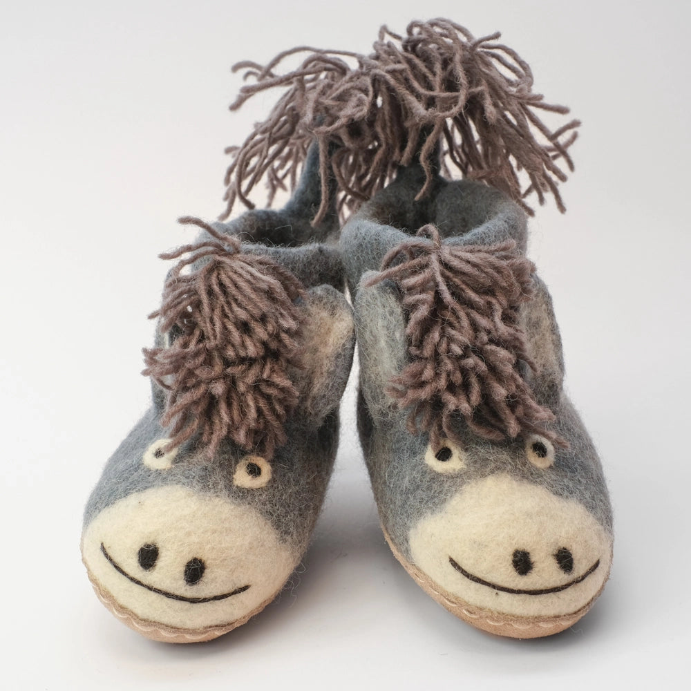 Esel Filzpantoffeln Boots Kinder, grau braun, offene Augen, schwarzer Mund Gesicht hellbeige freundlich, Kulleraugen, graubraune Mähne, buscheliger Schwanz mit graubraunen Wollfäden, hochgezogene Wildledersohle, Marke Mausschuh by MotherEarth-Munich. Ansicht: Von Vorne
