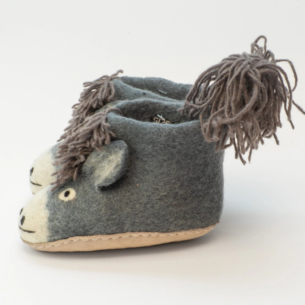 Esel Filzpantoffeln Boots Kinder, grau braun, offene Augen, schwarzer Mund Gesicht hellbeige freundlich, Kulleraugen, Mähne und buscheliger Schwanz mit graubraunen Wollfäden, hochgezogene Wildledersohle, Marke Mausschuh by MotherEarth-Munich. Ansicht: Von Seite