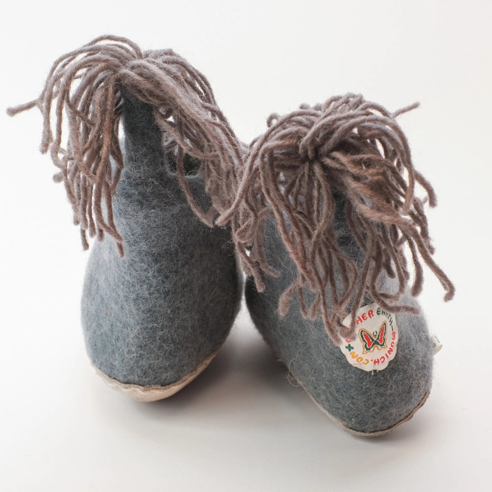 Esel Filzpantoffeln Boots Kinder, grau braun, offene Augen, schwarzer Mund Gesicht freundlich, Kulleraugen , hochgezogene Wildledersohle, Marke Mausschuh by MotherEarth-Munich. Ansicht: Von Hinten