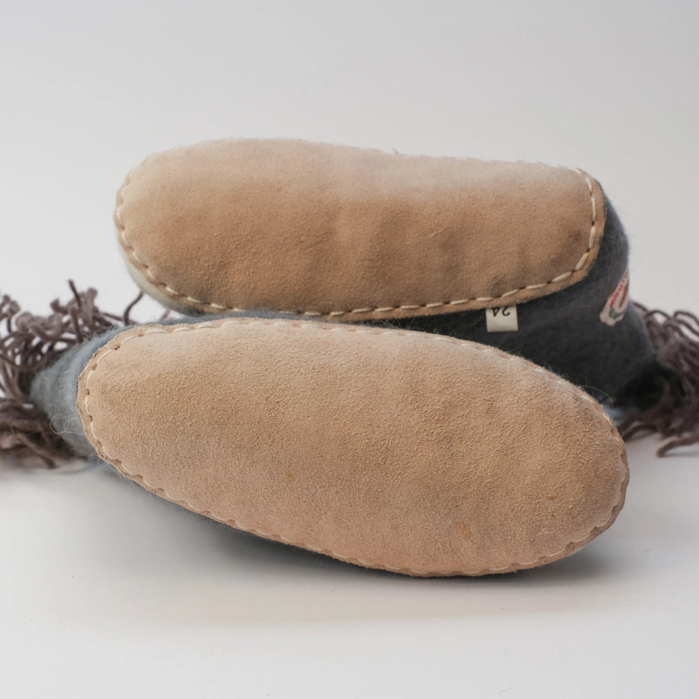 Esel Filzpantoffeln Boots Kinder, grau braun, offene Augen, schwarzer Mund Gesicht freundlich, Kulleraugen , hochgezogene Wildledersohle, Marke Mausschuh by MotherEarth-Munich. Ansicht: Von Unten