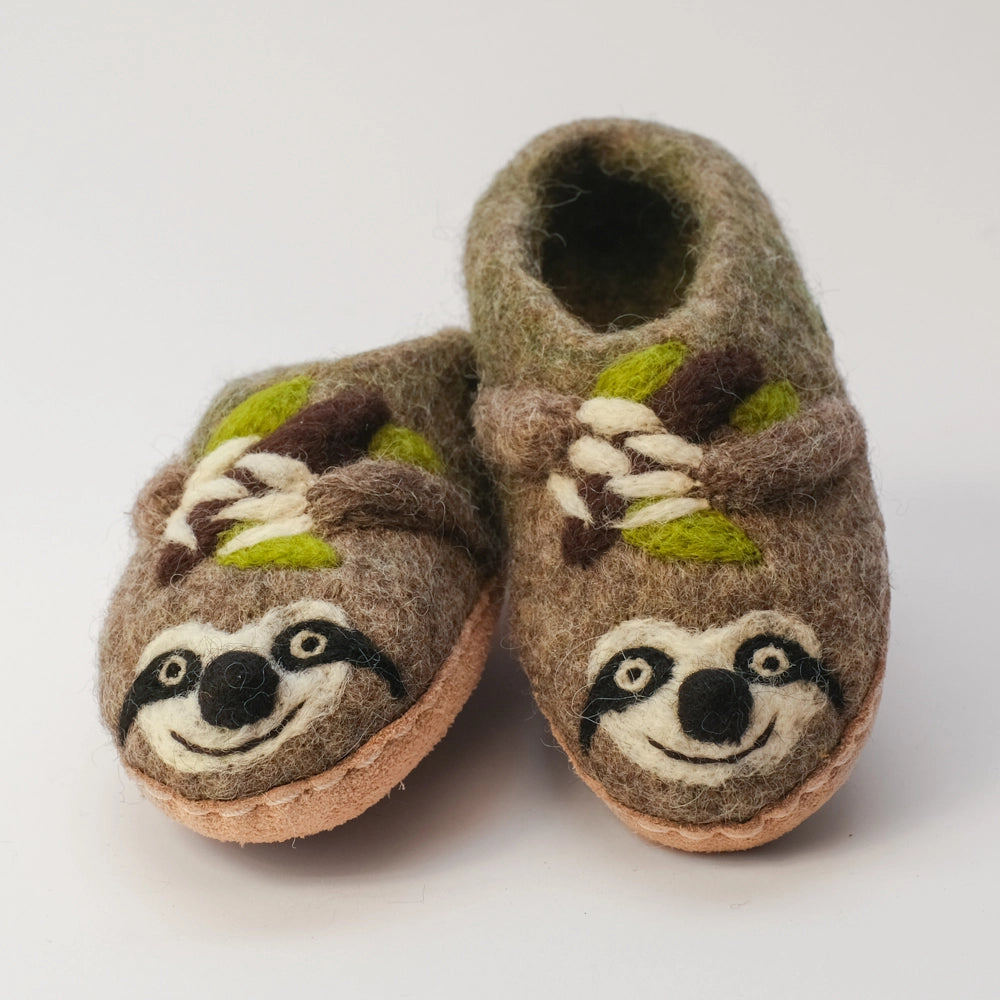 Faultier Filzpantoffeln Halbschuhe Kinder  handgefilzt grau braun Tiere am Ast hägend  mit Gesicht freundlich von Mausschuh by Motherearth Munich Ansicht Vorne