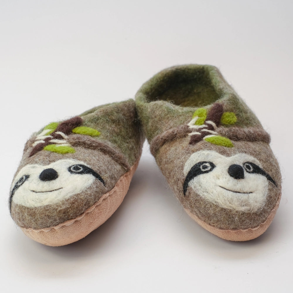 Faultier Filzpantoffeln Halbschuhe Slipper Erwachsene handgefilzt grau braun Tiere am Ast hägend  mit Gesicht hell freundlich, hochgezogene Wildledersohle von Mausschuh by Motherearth Munich Ansicht: Vorne 