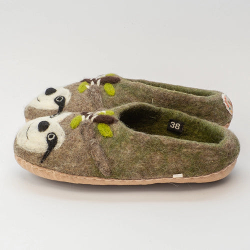Faultier - handgemacht Filzpantoffeln hochgezogen Ledersohle mit Sloth-Motiv in grünem Wollfilz.