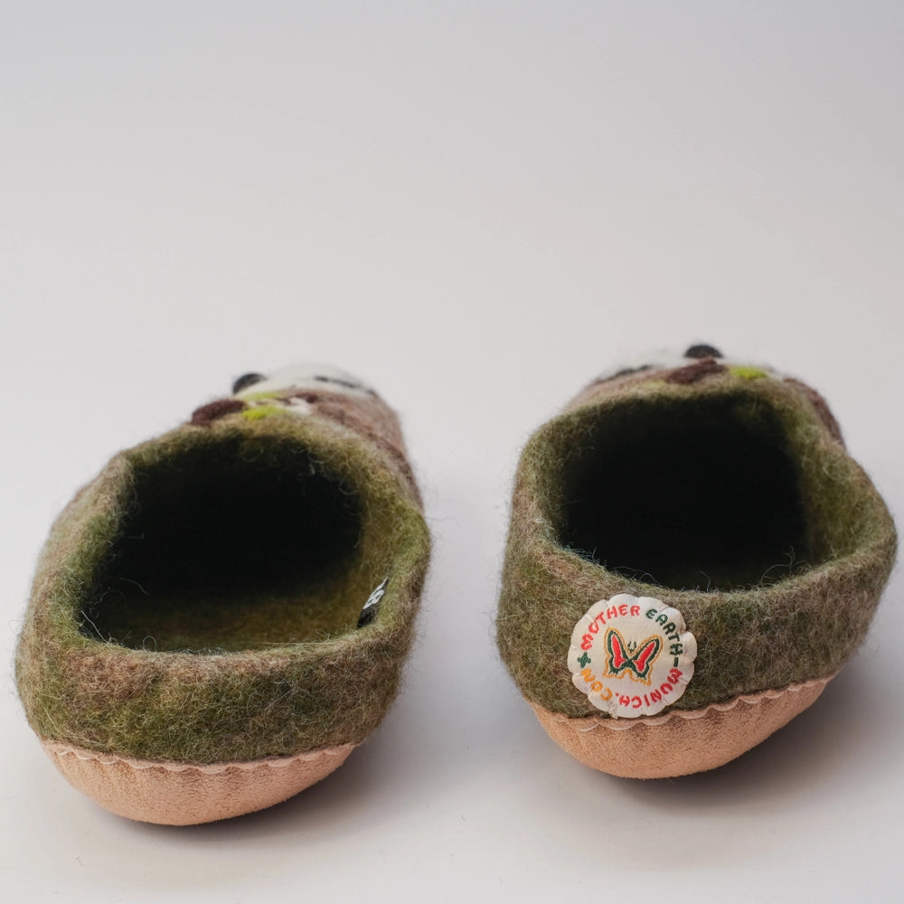 Faultier Filzpantoffeln Halbschuhe Slipper Erwachsene handgefilzt grau braun Tiere am Ast hägend  mit Gesicht freundlich, hochgezogene Wildledersohle von Mausschuh by Motherearth Munich Ansicht: Von Hinten