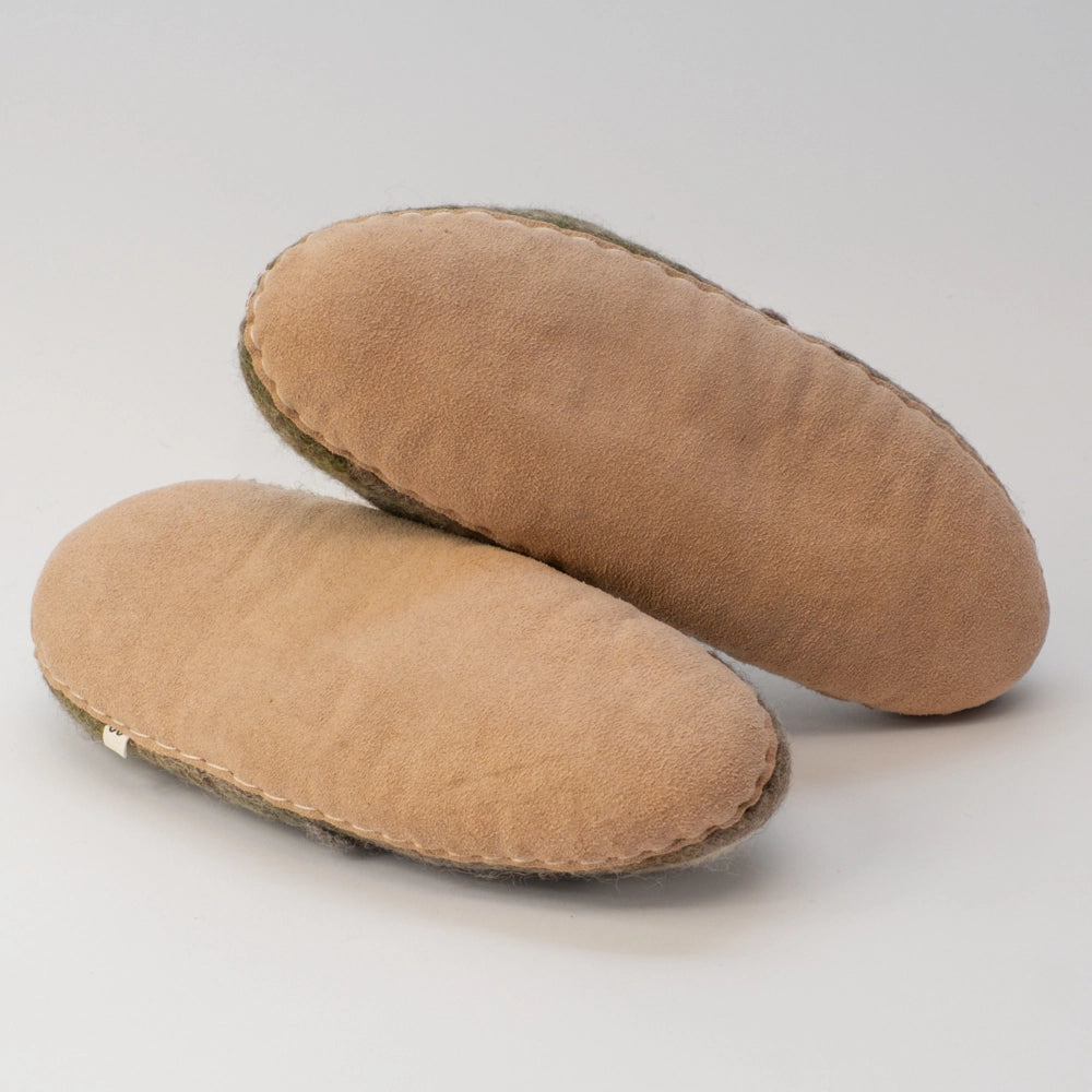 Faultier Filzpantoffeln Halbschuhe Slipper Erwachsene handgefilzt grau braun Tiere am Ast hägend mit Gesicht hell freundlich hochgezogene Wildledersohle von Mausschuh by Motherearth Munich Ansicht Von Unten