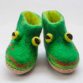 Frosch Boots Kinder aus grünem Filz mit gelben Augen, roten Akzenten und heller Sohle, als hohe Pantoffeln gearbeitet