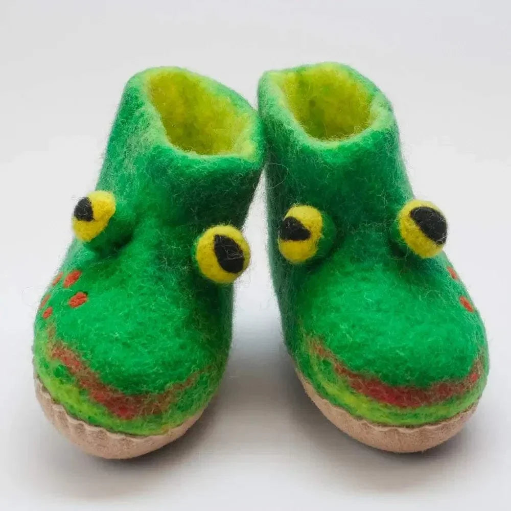 Frosch Boots Kinder aus grünem Filz mit gelben Augen, roten Akzenten und heller Sohle, als hohe Pantoffeln gearbeitet