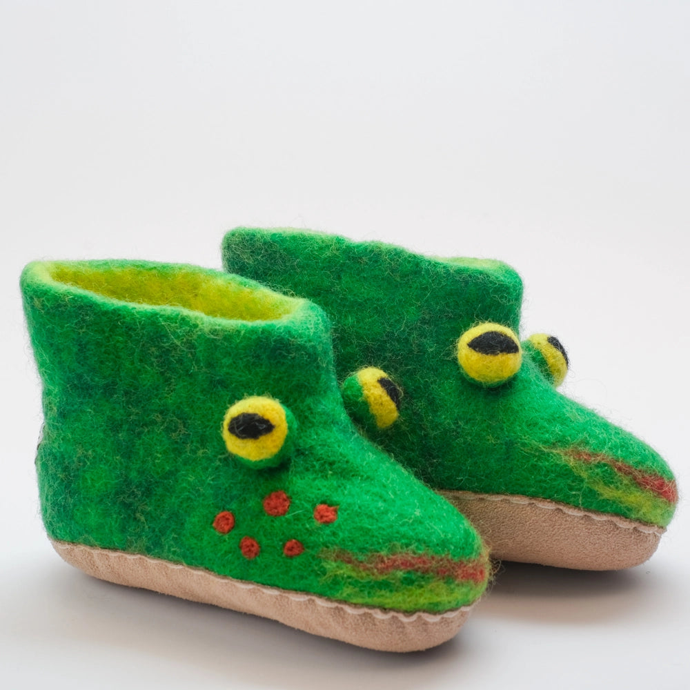 Frosch Filzpantoffeln Boots Kinder, grün, fünf rote Punkte an der Seite, roter Mund Gesicht freundlich, Kugelaugen schwarze Schlitze in gelb grün, hochgezogene Wildledersohle, Marke Mausschuh by MotherEarth-Munich. Ansicht: Von Seite
