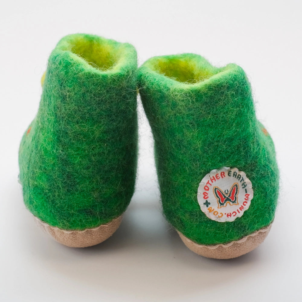 Frosch Filzpantoffeln Boots Kinder, grün, fünf rote Punkte an der Seite, roter Mund Gesicht freundlich, Kugelaugen schwarze Schlitze in gelb grün, hochgezogene Wildledersohle, Marke Mausschuh by MotherEarth-Munich. Ansicht: Von Hinten