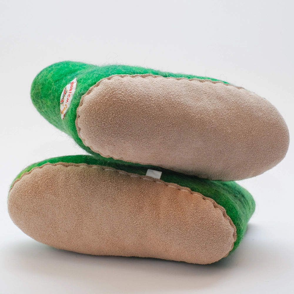 Frosch Filzpantoffeln Boots Kinder, grün, fünf rote Punkte an der Seite, roter Mund Gesicht freundlich, Kugelaugen schwarze Schlitze in gelb grün, hochgezogene Wildledersohle, Marke Mausschuh by MotherEarth-Munich. Ansicht: Von Unten