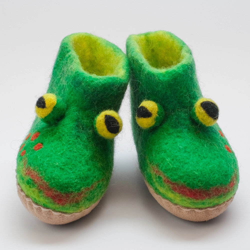 Frosch Filzpantoffeln Boots Kinder, grün, fünf rote Punkte an der Seite, roter Mund Gesicht freundlich, Kugelaugen schwarze Schlitze in gelb grün, hochgezogene Wildledersohle, Marke MAUSSCHUH by MotherEarth-Munich. Ansicht: Von Vorne