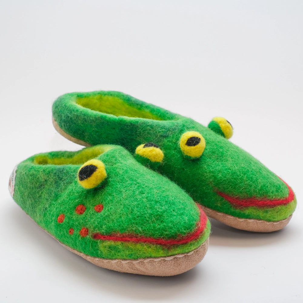Frosch Filzpantoffeln Halbschuhe Slipper Erwachsene, grün, fünf  rote Punkte an der Seite, roter Mund Gesicht freundlich, Kugelaugen schwarze Schlitze in gelb grün, hochgezogene Wildledersohle, Marke Mausschuh by MotherEarth-Munich. Ansicht: Von Vorne