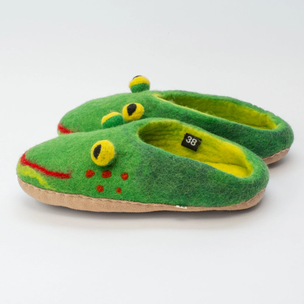Frosch Filzpantoffeln Halbschuhe Slipper Erwachsene, grün, fünf rote Punkte an der Seite, roter Mund Gesicht freundlich, Kugelaugen schwarz in gelb, hochgezogene Wildledersohle, Marke Mausschuh by MotherEarth-Munich. Ansicht: Seite