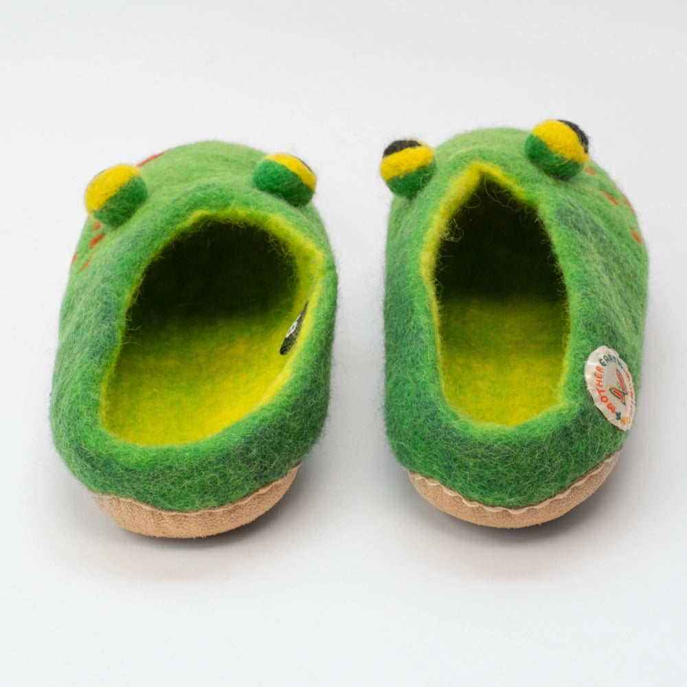 Frosch Filzpantoffeln Halbschuhe Slipper Erwachsene, grün, fünf  rote Punkte an der Seite, roter Mund Gesicht freundlich, Kugelaugen, hochgezogene Wildledersohle, Marke Mausschuh by MotherEarth-Munich. Ansicht: Von Hinten