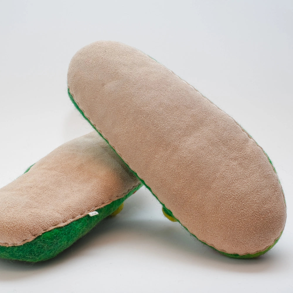 Frosch Filzpantoffeln Halbschuhe Slipper Erwachsene, grün, fünf rote Punkte an der Seite, roter Mund Gesicht freundlich, Kugelaugen schwarz in gelb, hochgezogene Wildledersohle, Marke Mausschuh by MotherEarth-Munich. Ansicht: Von Unten